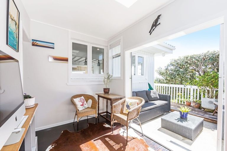 Photo of property in 21 Tindalls Bay Road, Tindalls Beach, Whangaparaoa, 0930