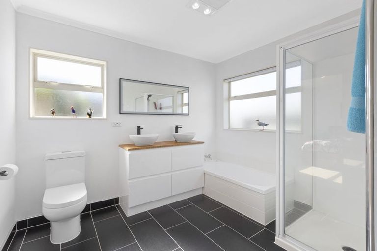 Photo of property in 20 Francis Skinner Place, Orewa, 0931