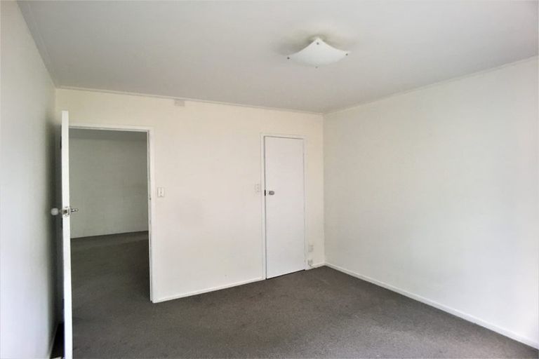 Photo of property in 2/4 Regal Place, Forrest Hill, Auckland, 0620