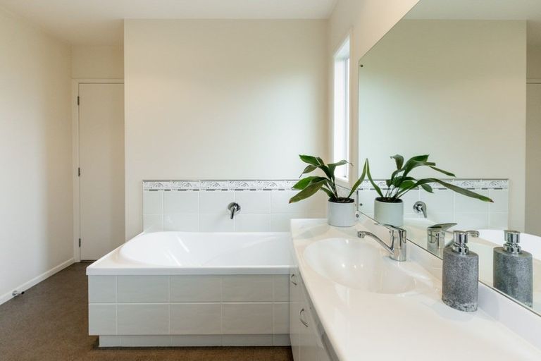 Photo of property in 12 Fairview Place, Havelock North, 4130