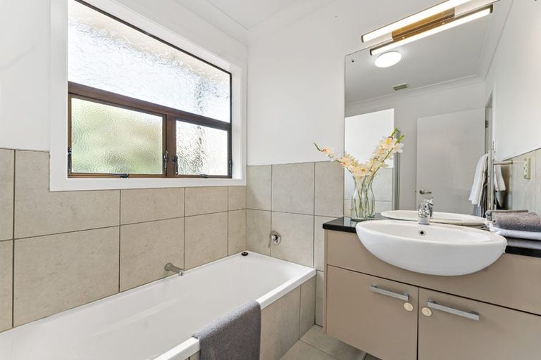 Photo of property in 6b Beldon Place, Pakuranga Heights, Auckland, 2010