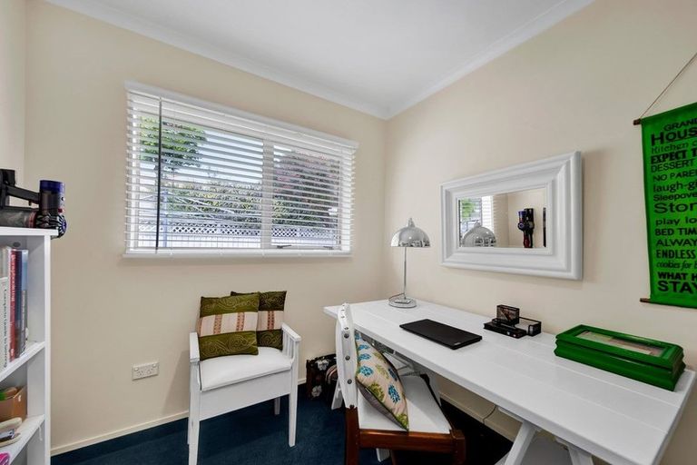 Photo of property in 9 Beech Place, Hawera, 4610