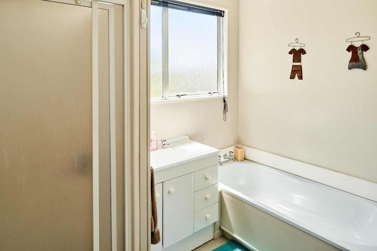 Photo of property in 99 Kahu Road, Paremata, Porirua, 5024