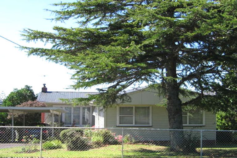 Photo of property in 4 Fowey Avenue, Te Atatu South, Auckland, 0610