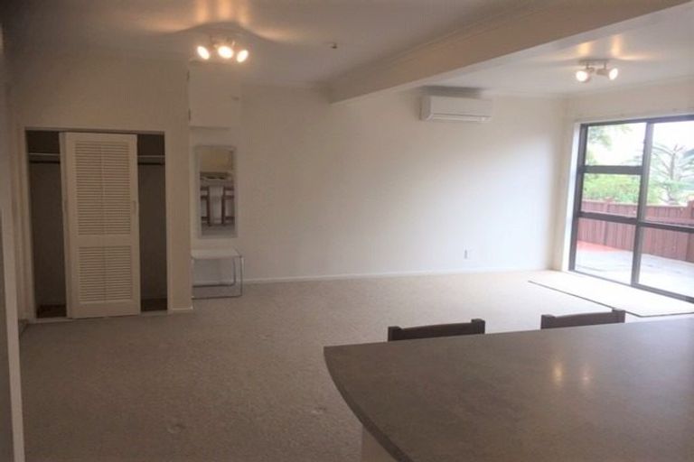 Photo of property in 87 Victory Crescent, Tawa, Wellington, 5028