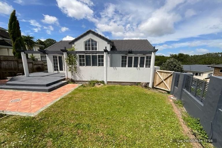 Photo of property in 1/59 Ribbonwood Crescent, Goodwood Heights, Auckland, 2105