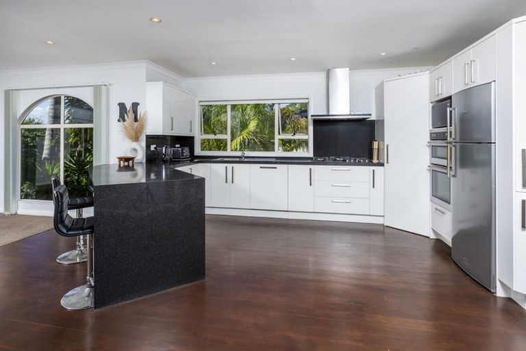 Photo of property in 9 Falstone Lane, Browns Bay, Auckland, 0630