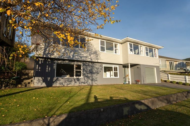 Photo of property in 2 Fitzwilliam Terrace, Tawa, Wellington, 5028