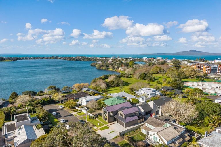 Photo of property in 9a Kowhai Street, Tawa, Wellington, 5028