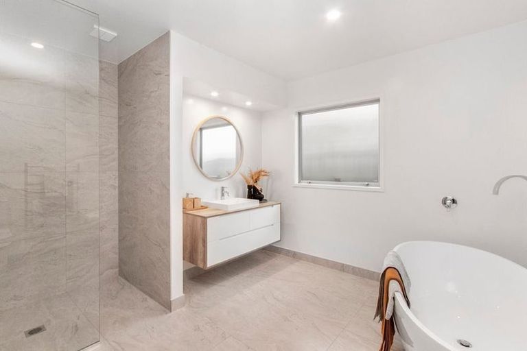 Photo of property in 37 Lothian Brae, Wattle Downs, Auckland, 2103