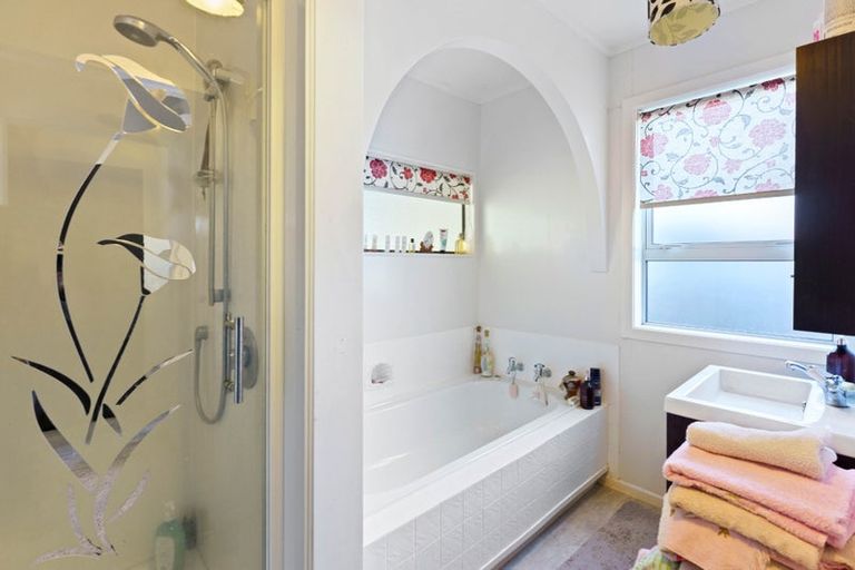 Photo of property in 28a He Awa Crescent, Waikanae, 5036