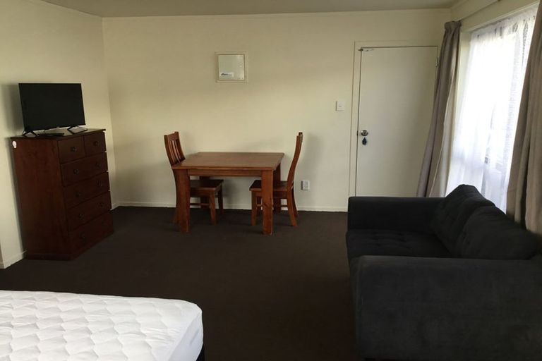 Photo of property in 8b Schnapper Rock Road, Schnapper Rock, Auckland, 0632