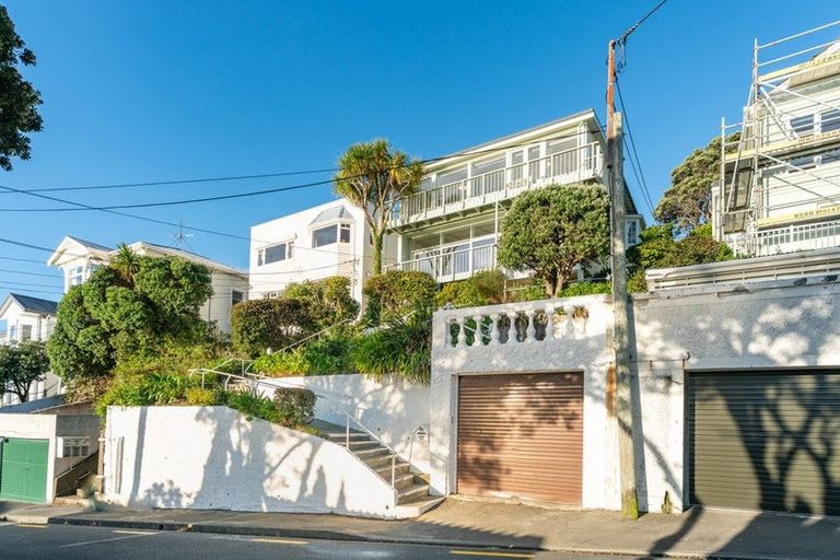 Photo of property in 37 The Crescent, Roseneath, Wellington, 6011