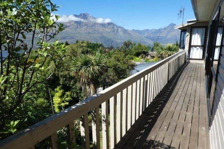 Photo of property in 12 Caples Place, Fernhill, Queenstown, 9300