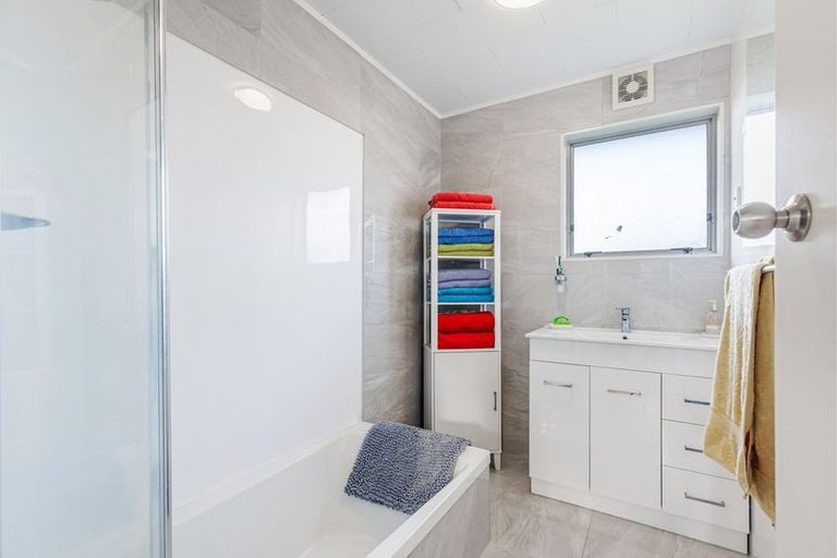 Photo of property in 12 Raelene Place, Massey, Auckland, 0614