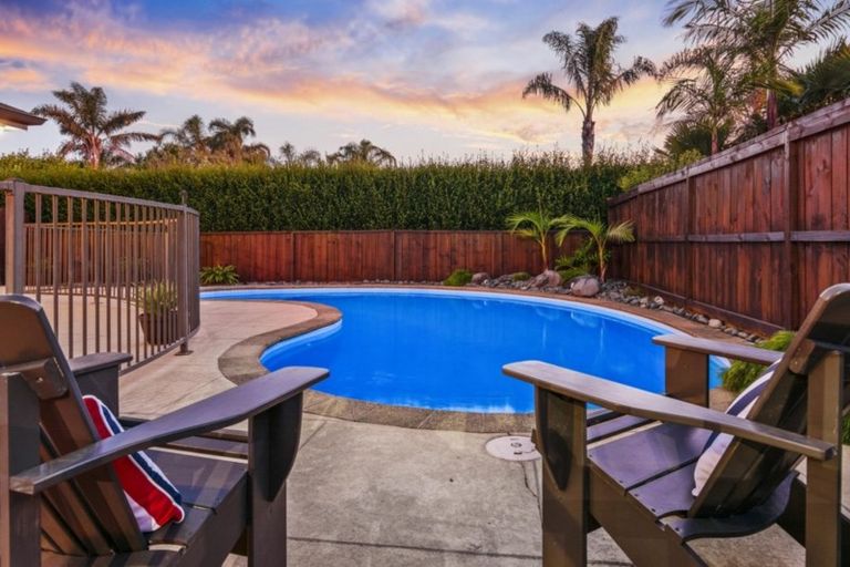 Photo of property in 18 St Clair Place, Browns Bay, Auckland, 0630