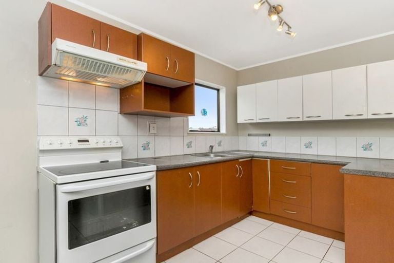 Photo of property in 2/9 Maplesden Drive, Clendon Park, Auckland, 2103
