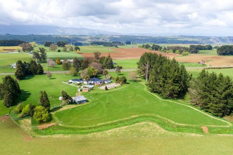 Photo of property in 2523 Kimbolton Road, Kiwitea, Feilding, 4777