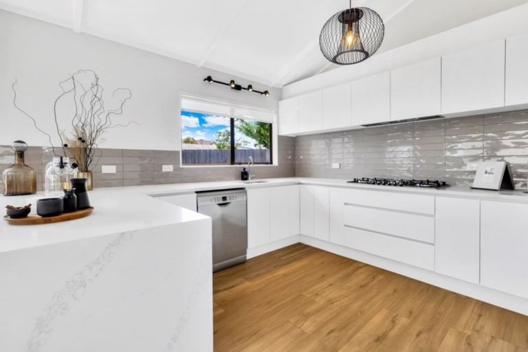Photo of property in 2/17 Oliver Street, Point Chevalier, Auckland, 1022