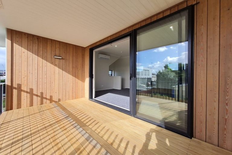 Photo of property in 8/5 Peachgrove Road, Te Atatu Peninsula, Auckland, 0610