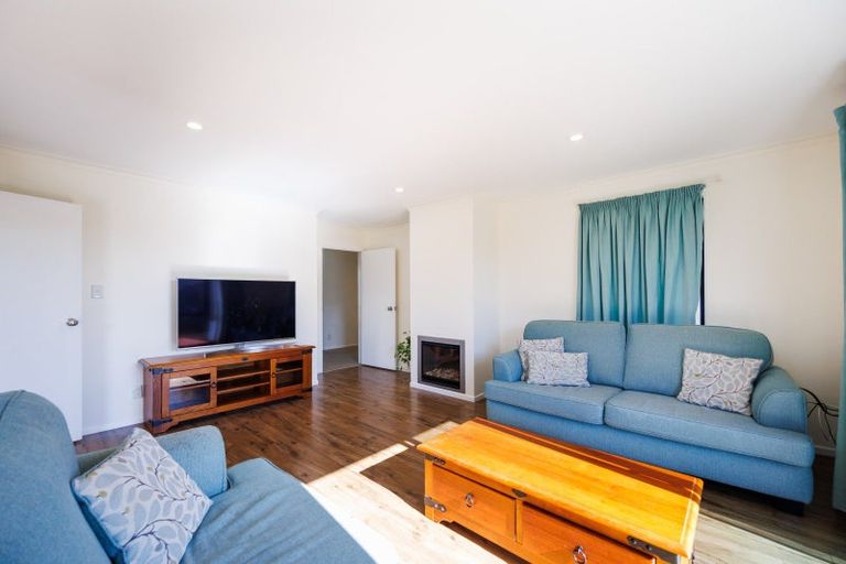 Photo of property in 15 Orlando Way, Kelvin Grove, Palmerston North, 4414