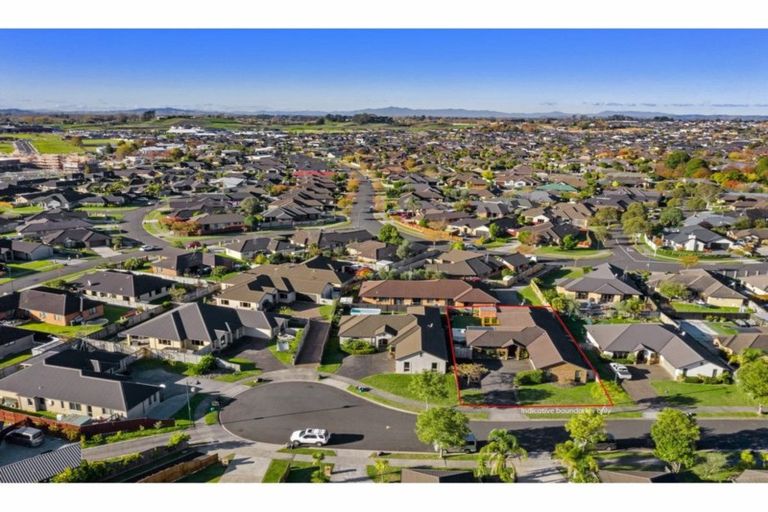 Photo of property in 12 Whitford Place, Rototuna North, Hamilton, 3210