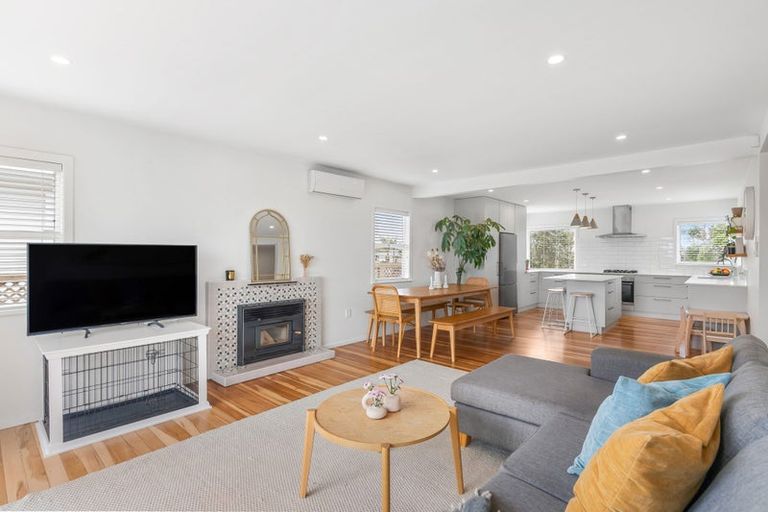 Photo of property in 15 Roberts Road, Glenfield, Auckland, 0629