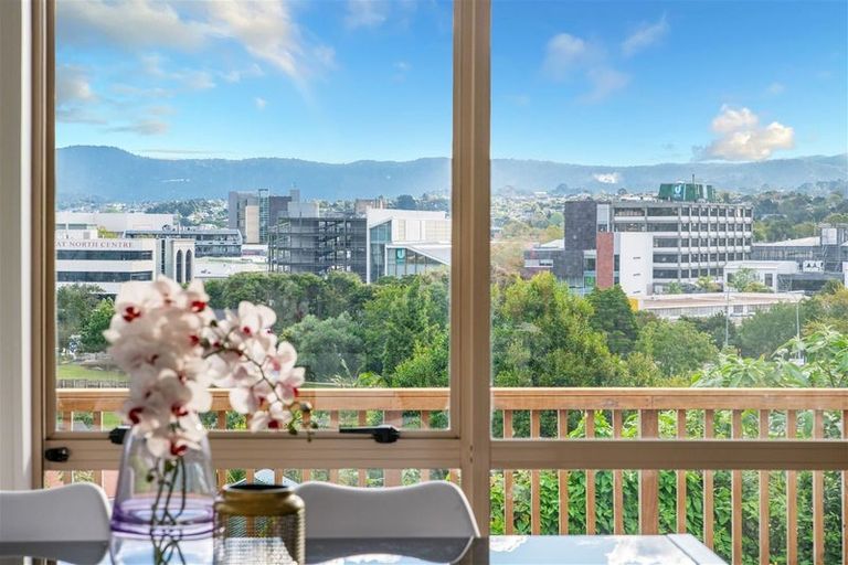 Photo of property in 35e Edmonton Road, Henderson, Auckland, 0612