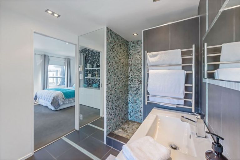 Photo of property in 61 Roberts Road, Matakatia, Whangaparaoa, 0930