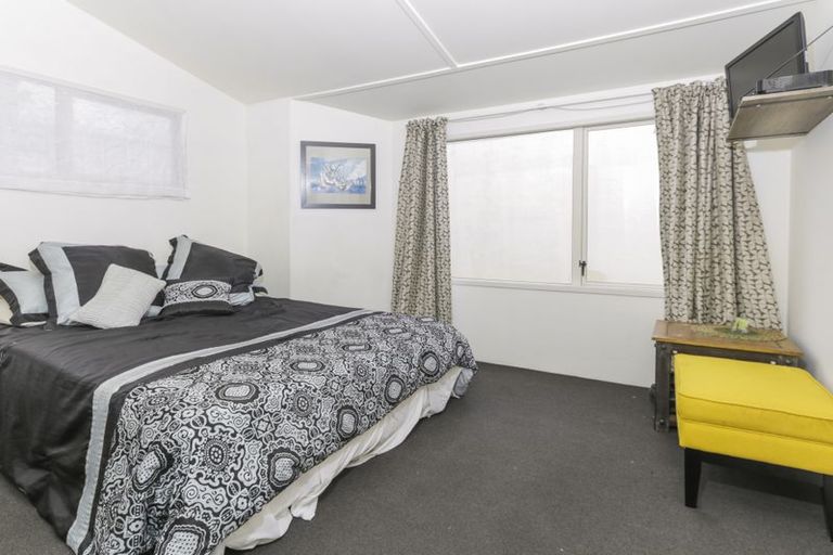 Photo of property in 21 Denarius Lane, Glendene, Auckland, 0602