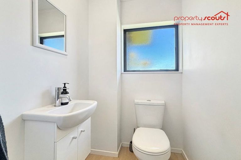 Photo of property in 2/33 Montgomery Avenue, Rothesay Bay, Auckland, 0630