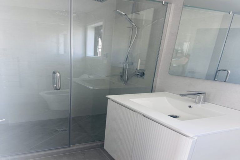 Photo of property in 1/1088 Beach Road, Torbay, Auckland, 0630