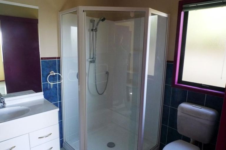 Photo of property in 11 Bennett Grove, Newlands, Wellington, 6037