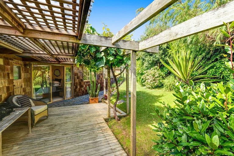 Photo of property in 10 Chelverton Terrace, Red Beach, 0932