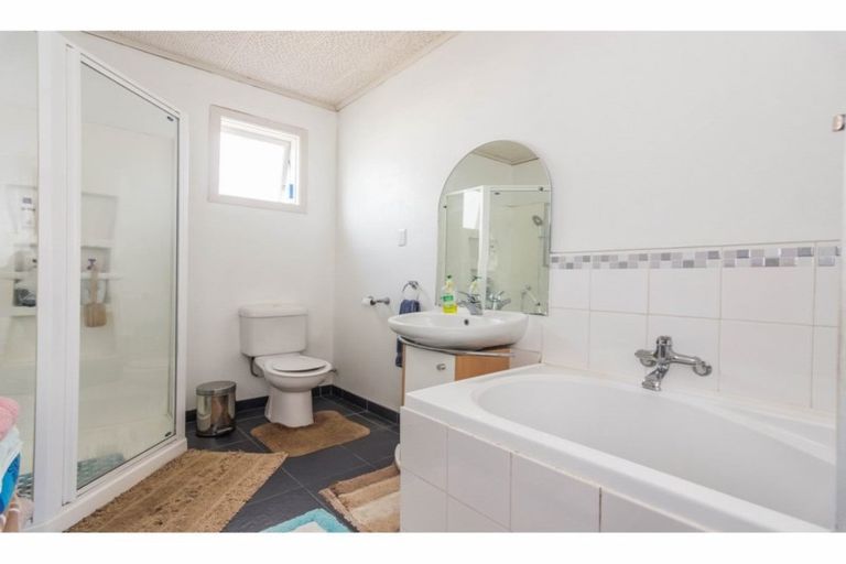 Photo of property in 7 Clayburn Road, Glen Eden, Auckland, 0602