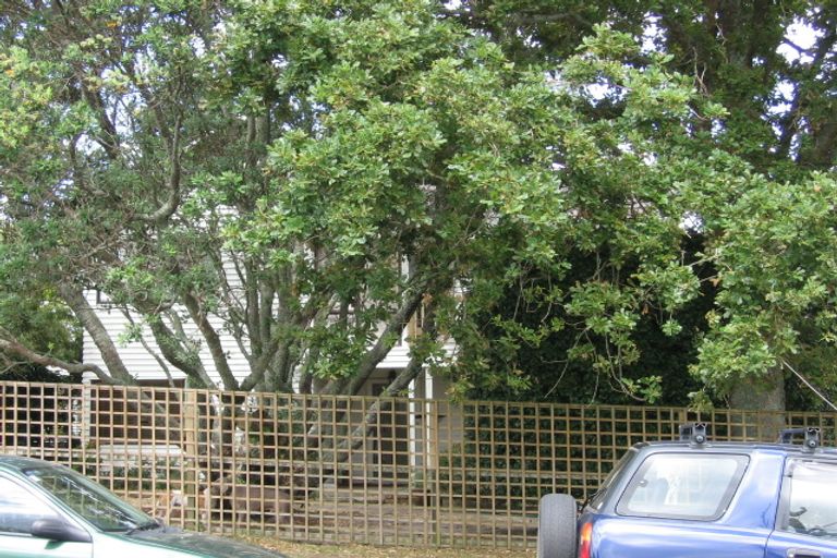 Photo of property in 58 Island Bay Road, Beach Haven, Auckland, 0626