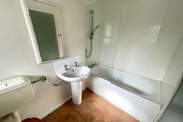 Photo of property in 2/52 Russell Terrace, Berhampore, Wellington, 6023