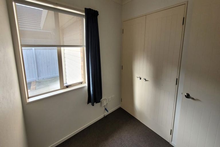 Photo of property in 15 Balmerino Grove, Waikanae, 5036