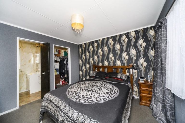 Photo of property in 18 Cumberland Place, Kelvin Grove, Palmerston North, 4414