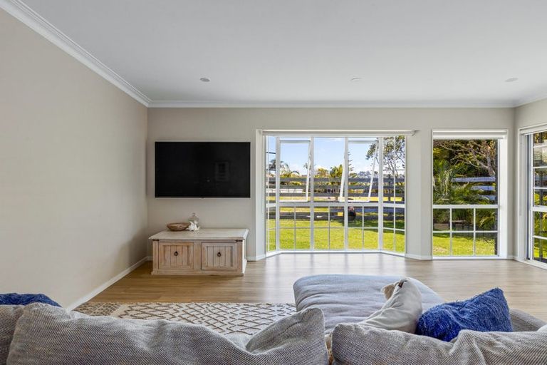 Photo of property in 33 Maygrove Drive, Orewa, 0931
