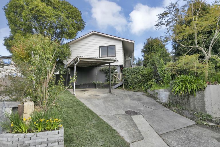 Photo of property in 2/21 Tahu Crescent, Sunnynook, Auckland, 0620