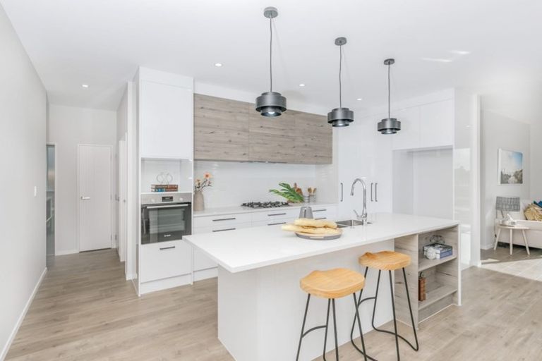 Photo of property in 16 Ropere Street, Kumeu, 0810