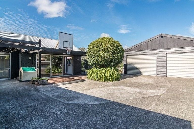 Photo of property in 32 Kapanui Road, Waikanae, 5036