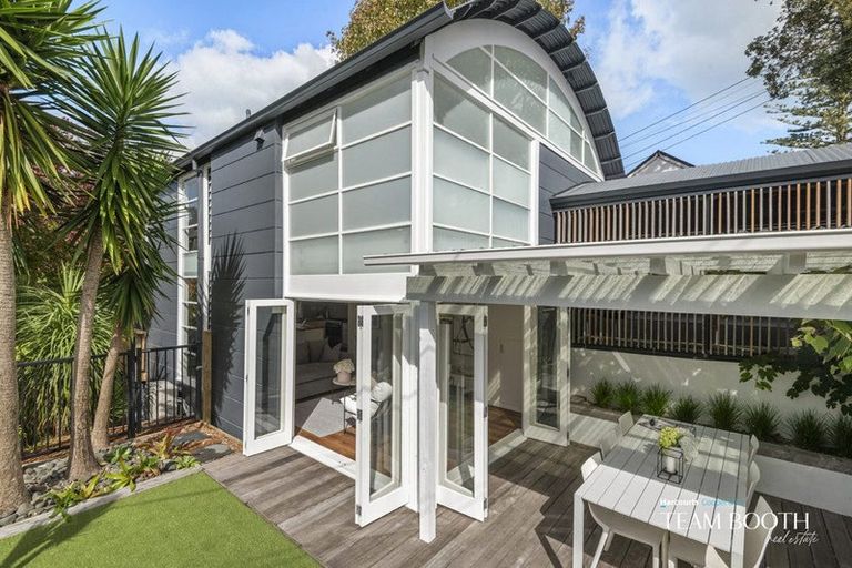 Photo of property in 2/22 Rangatira Road, Birkenhead, Auckland, 0626