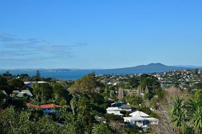 Photo of property in 12 Barker Rise, Northcross, Auckland, 0632