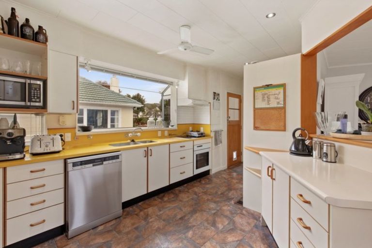 Photo of property in 8 Whites Line West, Woburn, Lower Hutt, 5010