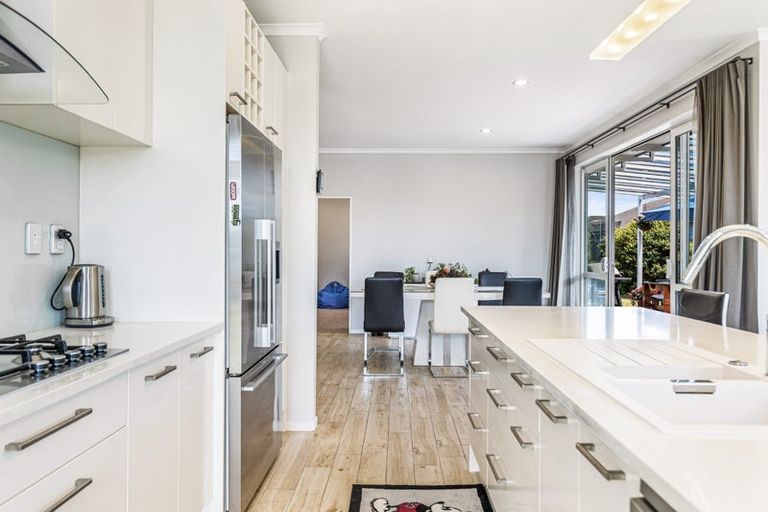 Photo of property in 17 Larmer Drive, Kumeu, 0810