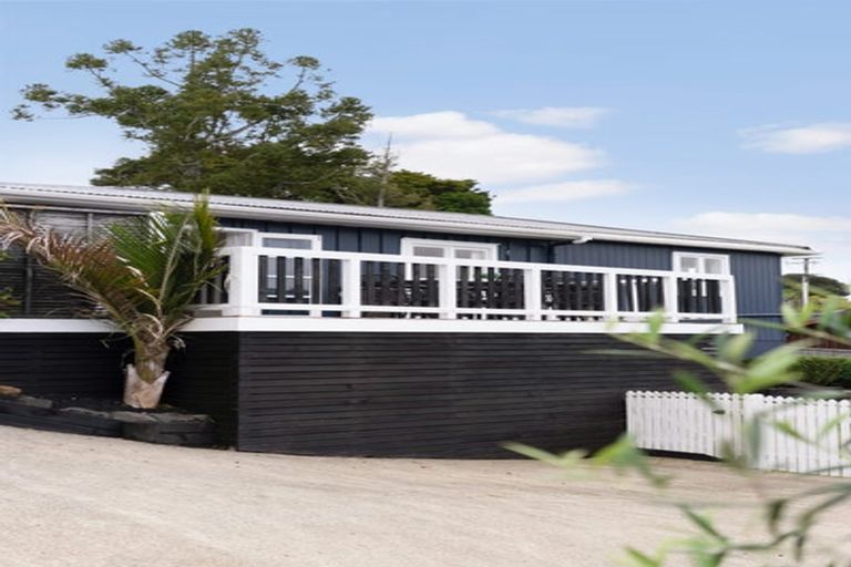 Photo of property in 101 Island Bay Road, Beach Haven, Auckland, 0626