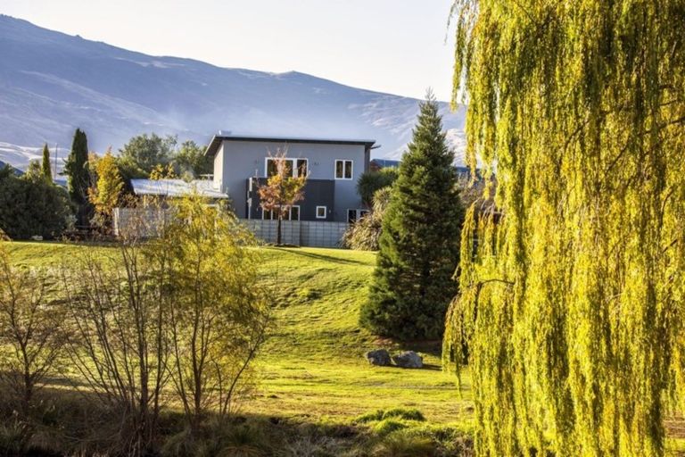 Photo of property in 8 Pisa Moorings Road, Mount Pisa, Cromwell, 9383