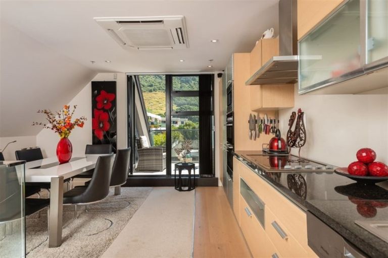 Photo of property in 2/6 Marine Parade, Mount Maunganui, 3116